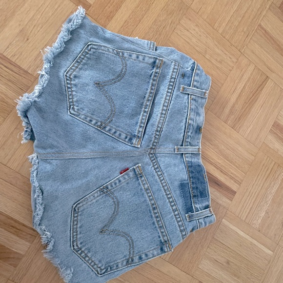 Levi’s NWOT light wash ripped shorts aritzia size 25 - Picture 3 of 4